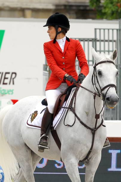 Brutta caduta da cavallo per la principessa Charlotte Casiraghi in occasione del Paris Eiffel Jumping 2014. La figlia di Caroline Di Monaco, subito soccorsa, ha lamentato un dolore alla schiena, ma per fortuna nulla di grave. (Olycom)